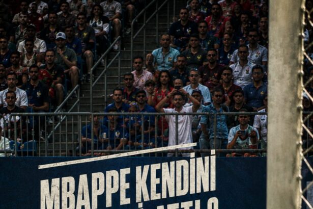 Mbappé Kendini Attı mı? VAR Neden 3 Dakika Bekledi?Mbappé’nin tartışma yaratan penaltı pozisyonunu IFAB…